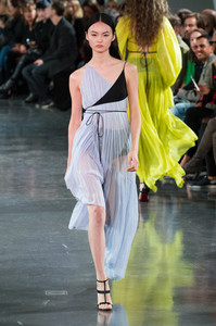mugler-rs18-0641.thumb.jpg.ecc3003abe9858b3d63609383c2608e4.jpg