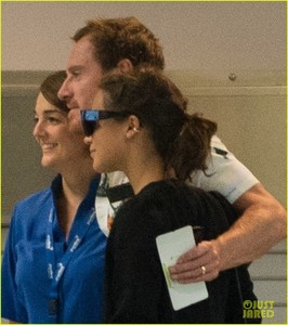 newlyweds-alicia-vikander-michael-fassbender-fly-out-of-ibiza-02.thumb.jpg.d545fe3b08496d3ffaf02344164f7e56.jpg