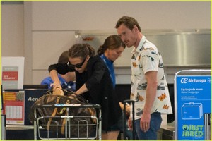 newlyweds-alicia-vikander-michael-fassbender-fly-out-of-ibiza-05.thumb.jpg.2d37a81c072df954f87935e1cde89f50.jpg