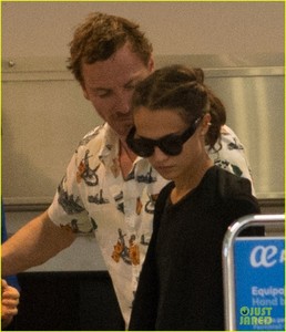 newlyweds-alicia-vikander-michael-fassbender-fly-out-of-ibiza-07.thumb.jpg.1a0de5435d73ae72724fb5d99b30e474.jpg