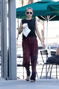 nicole-richie-out-in-la-10-16-2017-3.jpg