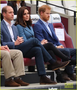 pregnant-kate-middleton-makes-surprise-appearance-at-coach-core-graduation-01.jpg