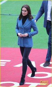 pregnant-kate-middleton-makes-surprise-appearance-at-coach-core-graduation-02.jpg