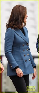 pregnant-kate-middleton-makes-surprise-appearance-at-coach-core-graduation-04.jpg