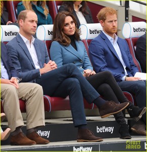 pregnant-kate-middleton-makes-surprise-appearance-at-coach-core-graduation-05.jpg