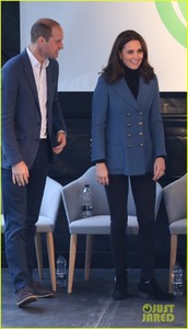 pregnant-kate-middleton-makes-surprise-appearance-at-coach-core-graduation-08.jpg