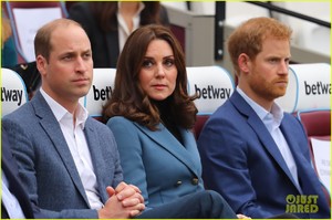 pregnant-kate-middleton-makes-surprise-appearance-at-coach-core-graduation-09.jpg