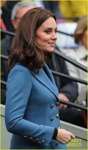 pregnant-kate-middleton-makes-surprise-appearance-at-coach-core-graduation-11.jpg