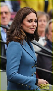 pregnant-kate-middleton-makes-surprise-appearance-at-coach-core-graduation-12.jpg