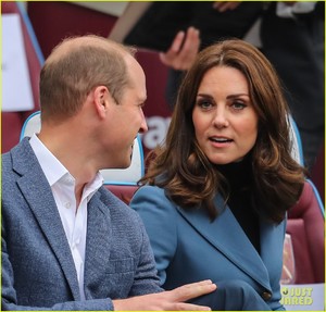 pregnant-kate-middleton-makes-surprise-appearance-at-coach-core-graduation-13.jpg