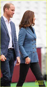 pregnant-kate-middleton-makes-surprise-appearance-at-coach-core-graduation-21.jpg