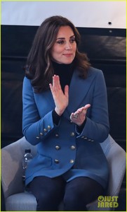 pregnant-kate-middleton-makes-surprise-appearance-at-coach-core-graduation-28.jpg