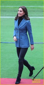 pregnant-kate-middleton-makes-surprise-appearance-at-coach-core-graduation-39.jpg