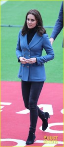 pregnant-kate-middleton-makes-surprise-appearance-at-coach-core-graduation-43.jpg