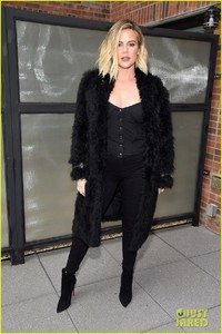 pregnant-khloe-kardashian-attends-two-events-in-nyc-01.jpg