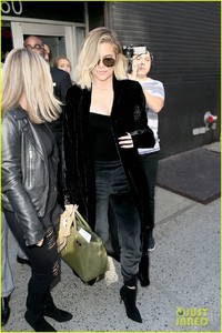 pregnant-khloe-kardashian-continues-promoting-good-american-in-nyc-01.jpg