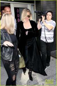 pregnant-khloe-kardashian-continues-promoting-good-american-in-nyc-03.jpg