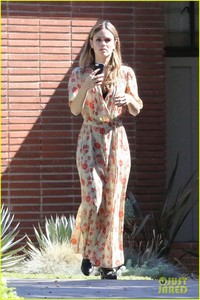 rachel-bilson-steps-out-after-purchasing-3-million-dollar-mansion-04.jpg