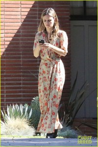 rachel-bilson-steps-out-after-purchasing-3-million-dollar-mansion-08.jpg