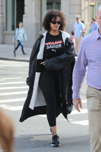 rihanna-going-to-the-gym-in-nyc-102117-4.jpg
