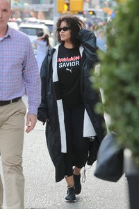 rihanna-going-to-the-gym-in-nyc-102117-8.jpg