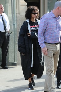 rihanna-going-to-the-gym-in-nyc-102117.jpg