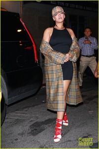 rihanna-keeps-a-low-profile-while-out-in-nyc-01.jpg