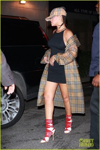 rihanna-keeps-a-low-profile-while-out-in-nyc-05.jpg