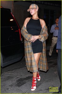 rihanna-keeps-a-low-profile-while-out-in-nyc-06.jpg