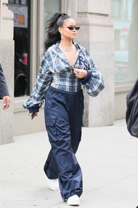 rihanna-leaving-her-apartment-in-nyc-101317-1.jpg