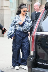 rihanna-leaving-her-apartment-in-nyc-101317-10.jpg