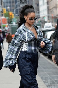 rihanna-leaving-her-apartment-in-nyc-101317-12.jpg