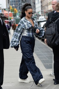 rihanna-leaving-her-apartment-in-nyc-101317-13.jpg
