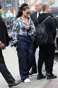 rihanna-leaving-her-apartment-in-nyc-101317-14.jpg