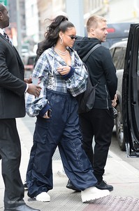 rihanna-leaving-her-apartment-in-nyc-101317-15.jpg