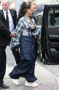 rihanna-leaving-her-apartment-in-nyc-101317-16.jpg