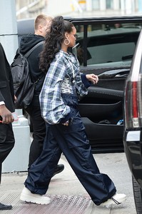 rihanna-leaving-her-apartment-in-nyc-101317-17.jpg