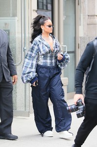 rihanna-leaving-her-apartment-in-nyc-101317-2.jpg