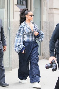 rihanna-leaving-her-apartment-in-nyc-101317-3.jpg