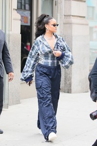 rihanna-leaving-her-apartment-in-nyc-101317-4.jpg