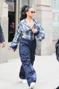 rihanna-leaving-her-apartment-in-nyc-101317-5.jpg
