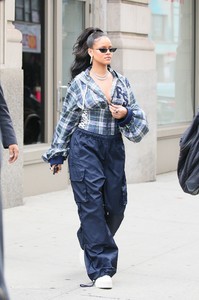 rihanna-leaving-her-apartment-in-nyc-101317-6.jpg