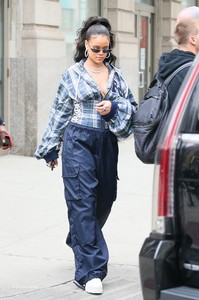rihanna-leaving-her-apartment-in-nyc-101317-7.jpg