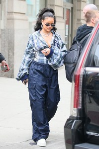 rihanna-leaving-her-apartment-in-nyc-101317-8.jpg