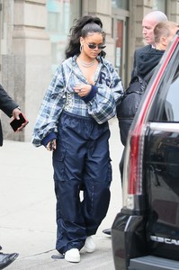 rihanna-leaving-her-apartment-in-nyc-101317-9.jpg