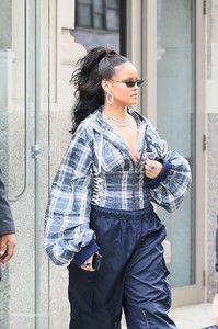 rihanna-leaving-her-apartment-in-nyc-101317.jpg