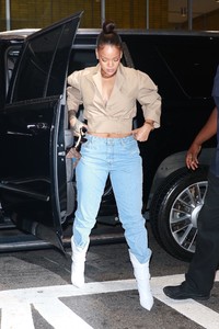 rihanna-out-in-nyc-101117-18.jpg