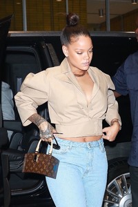 rihanna-out-in-nyc-101117-8.jpg