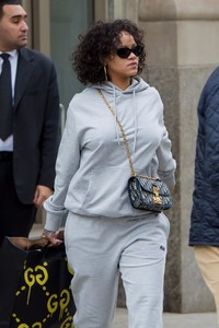 rihanna-street-style-out-in-new-york-city-10-26-2017-3.jpg