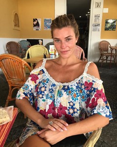 samanthahoopes_20171022101931.thumb.jpg.e965acba433de300159d337d7a1e339e.jpg